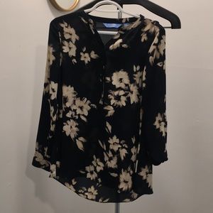 Simply Vera wang. Blue flower top